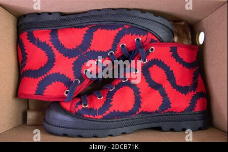 Vivienne Westwood rot squiggle Design vegane Turnschuhe. Stockfoto