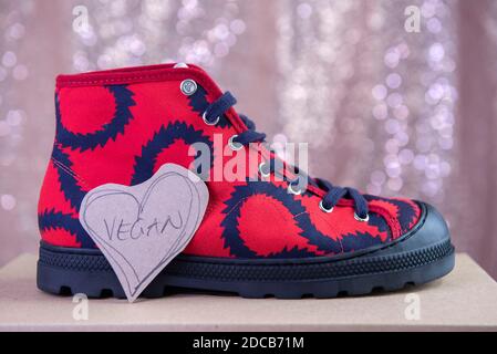 Vivienne Westwood rot squiggle Design vegane Turnschuhe. Stockfoto