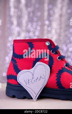 Vivienne Westwood rot squiggle Design vegane Turnschuhe. Stockfoto