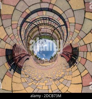 Abstrakte Ansicht der kleinen Planetenumwandlung des kugelförmigen Panoramas 360 Grad. Sphärische abstrakte Luftaufnahme auf Holzbrücke. Krümmung des Raums. Stockfoto