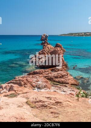 Rote Felsen am Rande des Strandes von Cea in der Nähe von Arbatax (Sardinien, Italien) Stockfoto