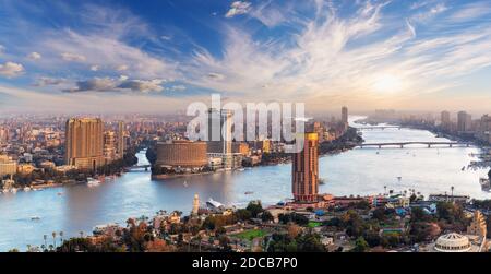 Fabelhafte Kairo Skyscrappers über den Nil Fluss, Panorama vom Turm, Ägypten Stockfoto