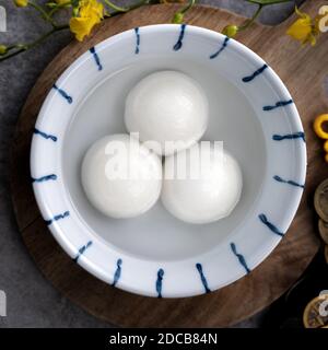 Draufsicht auf die großen tangyuan Yuanxiao (klejeous Reis Knödel Bälle) für das Mondfest Neujahr Essen, Worte auf der goldenen Münze bedeutet, die Dynastie nennen es Stockfoto