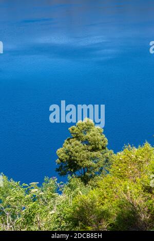 Der Blaue See von einem Aussichtspunkt in genommen Mount Gambier South Australia am 10. November 2020 Stockfoto