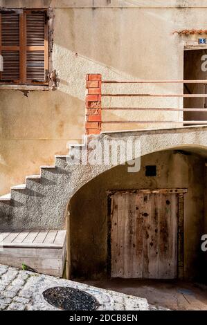 Stufen führen zu einer Tür an der Seite einer alten Villa in Bonifacio Korsika. Stockfoto