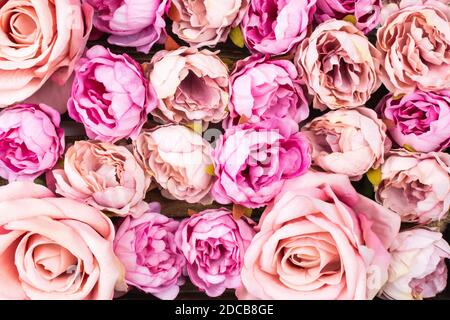 Floraler Hintergrund aus künstlichen rosa Rosen Stockfoto