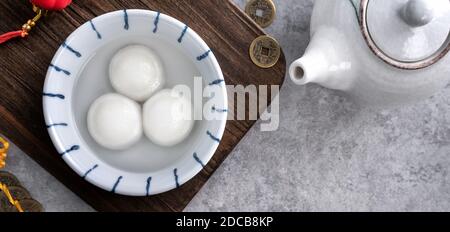 Draufsicht auf die großen tangyuan Yuanxiao (klejeous Reis Knödel Bälle) für das Mondfest Neujahr Essen, Worte auf der goldenen Münze bedeutet, die Dynastie nennen es Stockfoto