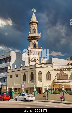 Regenwolken hinter der Khadijah Moschee (Masjid Khadijah) in Geylang Road, Geylang, Singapur, traditionell ein muslimisches / malaiisches Viertel der Stadt Stockfoto