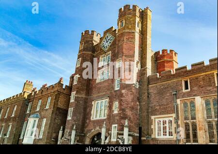 St. James's Palace eine königliche Tudor-Burg, die 1536 erbaut wurde In London England Großbritannien, das ein beliebtes Reiseziel ist Touristenattraktion Wahrzeichen des Cit Stockfoto