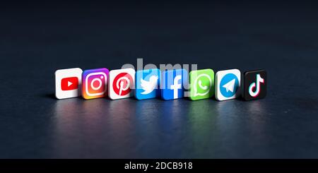 Logos der wichtigsten Social Media und Messaging-Seiten (Youtube, Instagram, Pinterest, Twitter, Facebook, Whatsapp, Telegram, TikTok) auf einem dunklen angeordnet Stockfoto