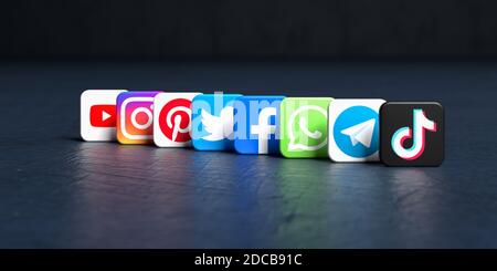 Logos der wichtigsten Social Media und Messaging-Seiten (Youtube, Instagram, Pinterest, Twitter, Facebook, Whatsapp, Telegram, TikTok) auf einem dunklen angeordnet Stockfoto