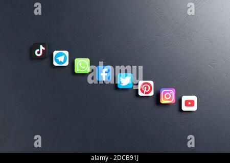 Logos der wichtigsten Social Media und Messaging-Seiten (Youtube, Instagram, Pinterest, Twitter, Facebook, Whatsapp, Telegram, TikTok) auf einem dunklen angeordnet Stockfoto