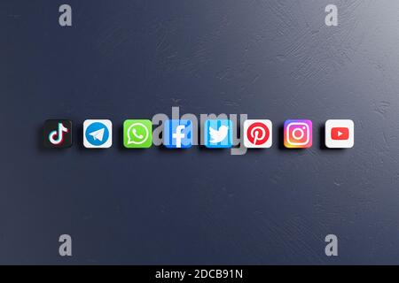 Logos der wichtigsten Social Media und Messaging-Seiten (Youtube, Instagram, Pinterest, Twitter, Facebook, Whatsapp, Telegram, TikTok) auf einem dunklen angeordnet Stockfoto