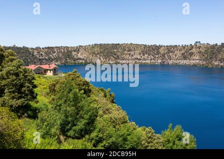 Der Blaue See von einem Aussichtspunkt in genommen Mount Gambier South Australia am 10. November 2020 Stockfoto