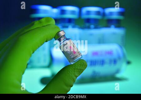 Hair, Deutschland. November 2020. Themenbild, Symbolfoto: Corona-Impfstoff. Eine Hand in einen Gummihandschuh gewickelt hält ein Impfglas, Verwendung weltweit Kredit: dpa/Alamy Live News