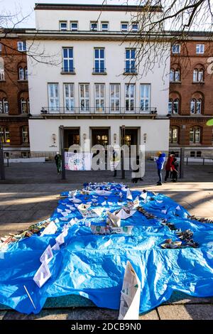 Kiel, Deutschland. November 2020. Papierboote stehen auf einer blauen Plastikfolie vor dem Kieler parlament. Die Aktion der Klimabewegung Fridays for Future will auf den steigenden Meeresspiegel aufmerksam machen und fordert bis 2035 die Klimaneutralität Deutschlands. Kredit: Frank Molter/dpa/Alamy Live Nachrichten Stockfoto