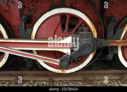 Antike Lokomotive Antriebsräder Detail. Lackiertes Rad und Pleuel. Stockfoto