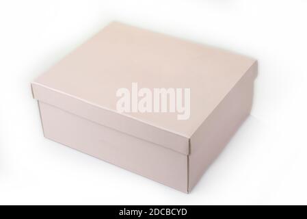 Leere rosa Papierbox mit einem Deckel auf einem weißen Stockfoto