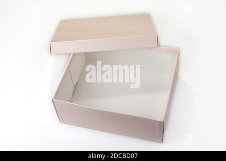 Leere rosa Papierbox mit einem Deckel auf einem weißen Stockfoto