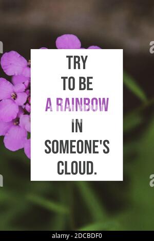 Versuchen Sie, ein Regenbogen in jemandes Wolke Motivationszitate zu sein Poster Stockfoto