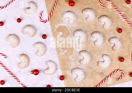 Halbmondförmige weihnachtsplätzchen "Vanillekipferl", ein traditionelles österreichisches oder deutsches Weihnachtsplätzchen mit Nüssen und Puderzucker Stockfoto