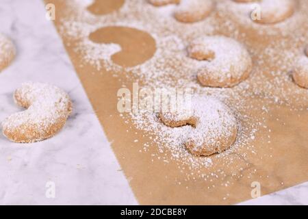 Halbmondförmige weihnachtsplätzchen "Vanillekipferl", ein traditionelles österreichisches oder deutsches Weihnachtsplätzchen mit Nüssen und Puderzucker Stockfoto