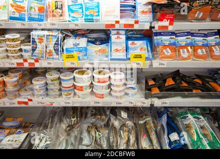 Kaliningrad, Russland - 18. November 2020: Meeresfrüchte in den Regalen des lokalen russischen Supermarkts. Stockfoto
