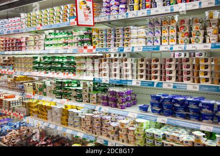Kaliningrad, Russland - 18. November 2020: Joghurt in den Regalen des lokalen russischen Supermarkts. Stockfoto