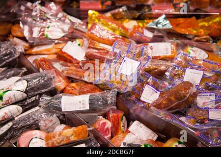 Kaliningrad, Russland - 18. November 2020: Würste und Schmalz in den Regalen des lokalen russischen Supermarkts. Stockfoto