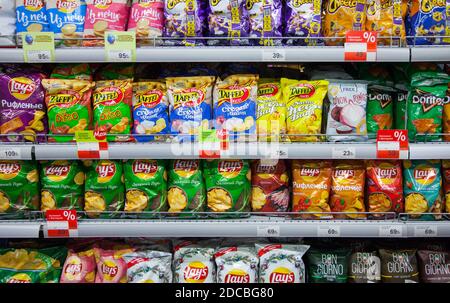 Kaliningrad, Russland - 18. November 2020: Chips in den Regalen des lokalen russischen Supermarkts. Stockfoto