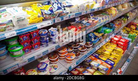 Kaliningrad, Russland - 18. November 2020: Käse in den Regalen des lokalen russischen Supermarkts. Stockfoto