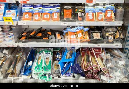 Kaliningrad, Russland - 18. November 2020: Meeresfrüchte in den Regalen des lokalen russischen Supermarkts. Stockfoto