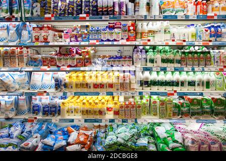 Kaliningrad, Russland - 18. November 2020: Milchprodukte in den Regalen des lokalen russischen Supermarkts. Stockfoto