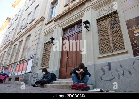 Turin, Italien. November 2020. Turin, Liceo Classico Gioberti in der Via San Ottavio demonstrieren einige Schüler der Schule für die Zukunft, indem sie auf der Straße gegen Fernunterricht unterrichten. (turin - 2020-11-20, costa1ftg) p.s. la foto e' utilizzabile nel rispetto del contesto in cui e' stata scattata, e senza intento diffamatorio del decoro delle persone rapresentate Kredit: Unabhängige Fotoagentur/Alamy Live News Stockfoto