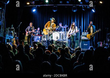 Tausend Pferde leben im Konzert Stockfoto