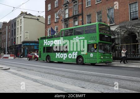 Hop On Hop Off Touristenbus In Dublin Irland Stockfoto