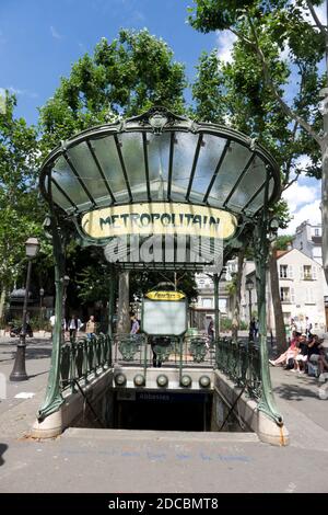 Der Jugendstil-Eingang Zum U-Bahnhof Abbesses In Montmartre Paris Frankreich Stockfoto