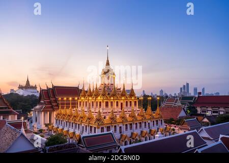 Loha Prasat oder Iron Castle Kloster am Wat Ratchanatdaram Tempel, auf Ratchadamnoen Avenue während des Morgens, Bangkok, Thailand Stockfoto