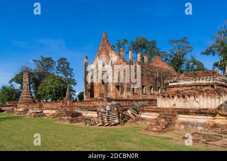 Alte Ruine Buddhistischer Tempel und Ordinance Kapelle aus Backstein, Wat Pho Prathap Chang gebaut Phra Chao Suea (Tiger King) oder Suriyenthrathibodi seit EINEM Stockfoto