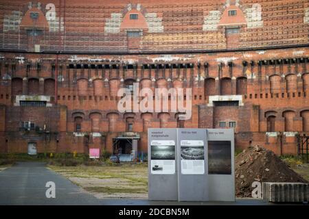 Nürnberg, Deutschland. November 2020. Blick auf und Informationsstelen zwischen den Innenwänden der Kongresshalle auf dem ehemaligen Gelände der NSDAP. Quelle: Daniel Karmann/dpa/Alamy Live News Stockfoto