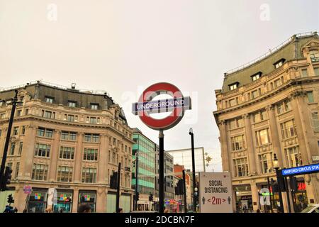 Anlässlich der Einführung von PlayStation 5 haben vier temporäre Londoner U-Bahnschilder in Form der berühmten Tasten der Konsole den Oxford Circus, London, übernommen. Stockfoto