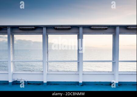 Aufnahmen der Fenster und Deckwände einer Fährverbindung zwischen Korsika und Nizza-Frankreich. Stockfoto