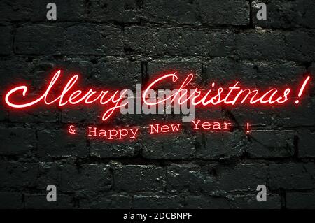 Neon-rote Grußschrift Frohe Weihnachten und glückliches Neues Jahr auf schwarzer Ziegelwand, Neon-Schriftzug handgezeichnete Kalligraphie Stockfoto