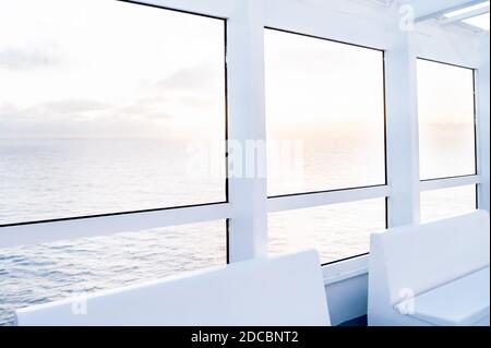 Fenster und Sitzplätze auf einer Fährverbindung zwischen Korsika und Nizza, Frankreich. Stockfoto