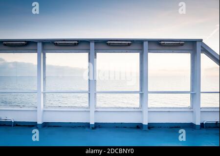 Aufnahmen der Fenster und Deckwände einer Fährverbindung zwischen Korsika und Nizza-Frankreich. Stockfoto