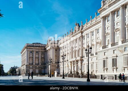 Madrid, Spanien - 18. Oktober 2020: Königspalast in Madrid an einem schönen blauen Himmel. Stockfoto