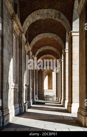 Madrid, Spanien - 18. Oktober 2020: Arkaden mit Ziegelgewölben im Königlichen Palast in Madrid Stockfoto