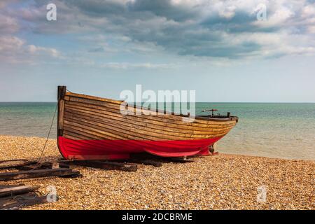 Das Golden Spray traditionelle hölzerne Klinker gebaut Fischerboot auf der Küste zwischen Walmer und Deal, Kent, Großbritannien Stockfoto