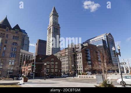 BOSTON, MA, USA - 28. FEBRUAR 2020: Blick auf die Straße inklusive Zollhaus-Uhrturm Stockfoto