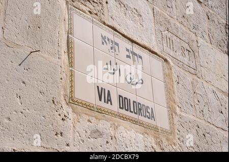 Straßenschild - Via Dolorosa in der Altstadt von Jerusalem. Als der Weg, den Jesus auf seinem Weg zur Kreuzigung einnahm. Stockfoto